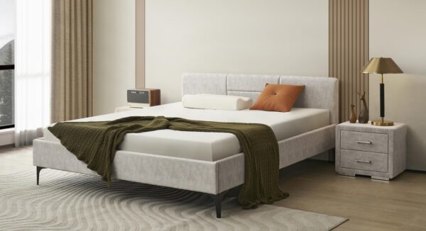 מיטה זוגית מעוצבת דגם Adegio מרופדת בד בגוון אפור בהיר